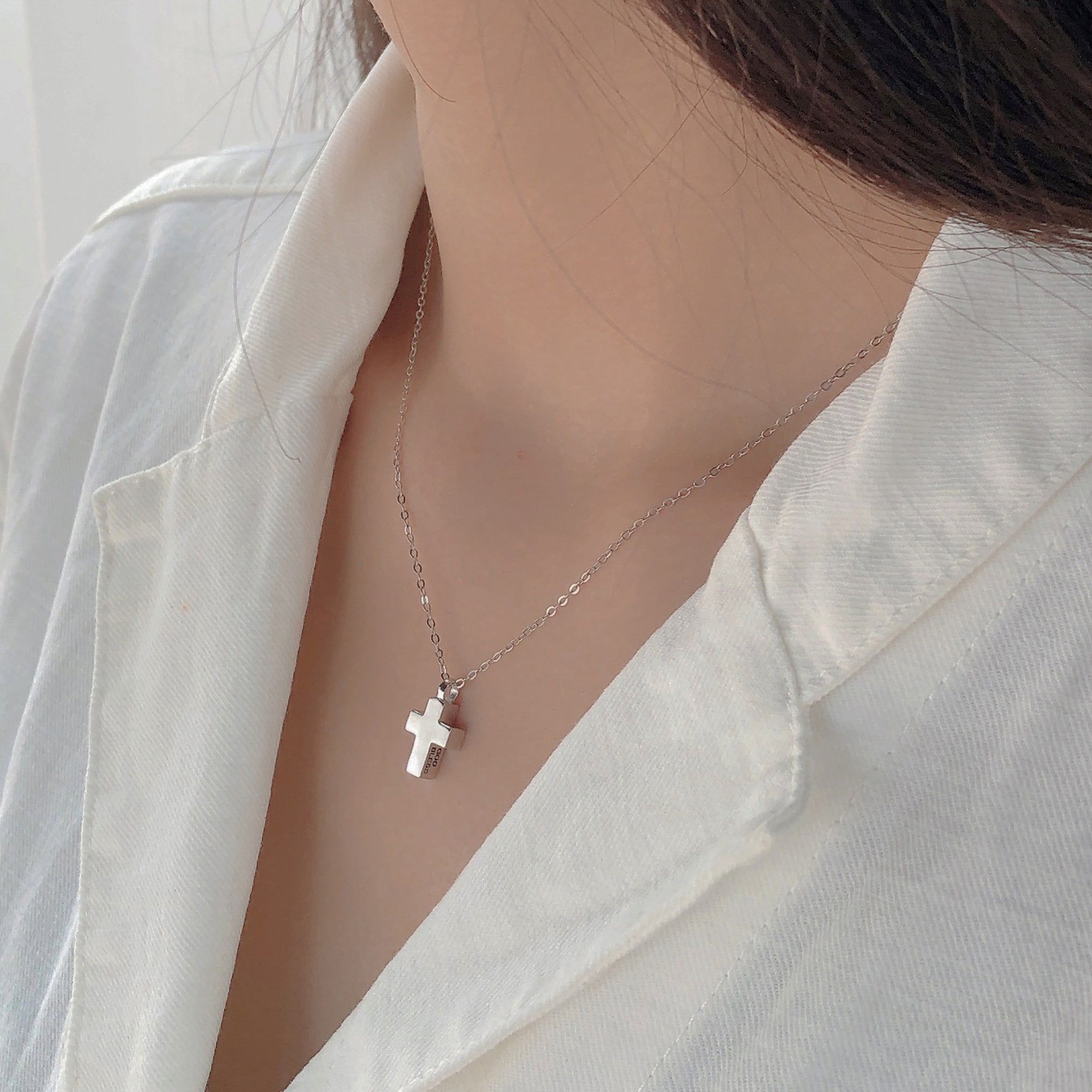 Mini silver hot sale cross necklace